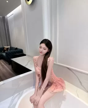 胸很漂亮骨子里很骚的妹子